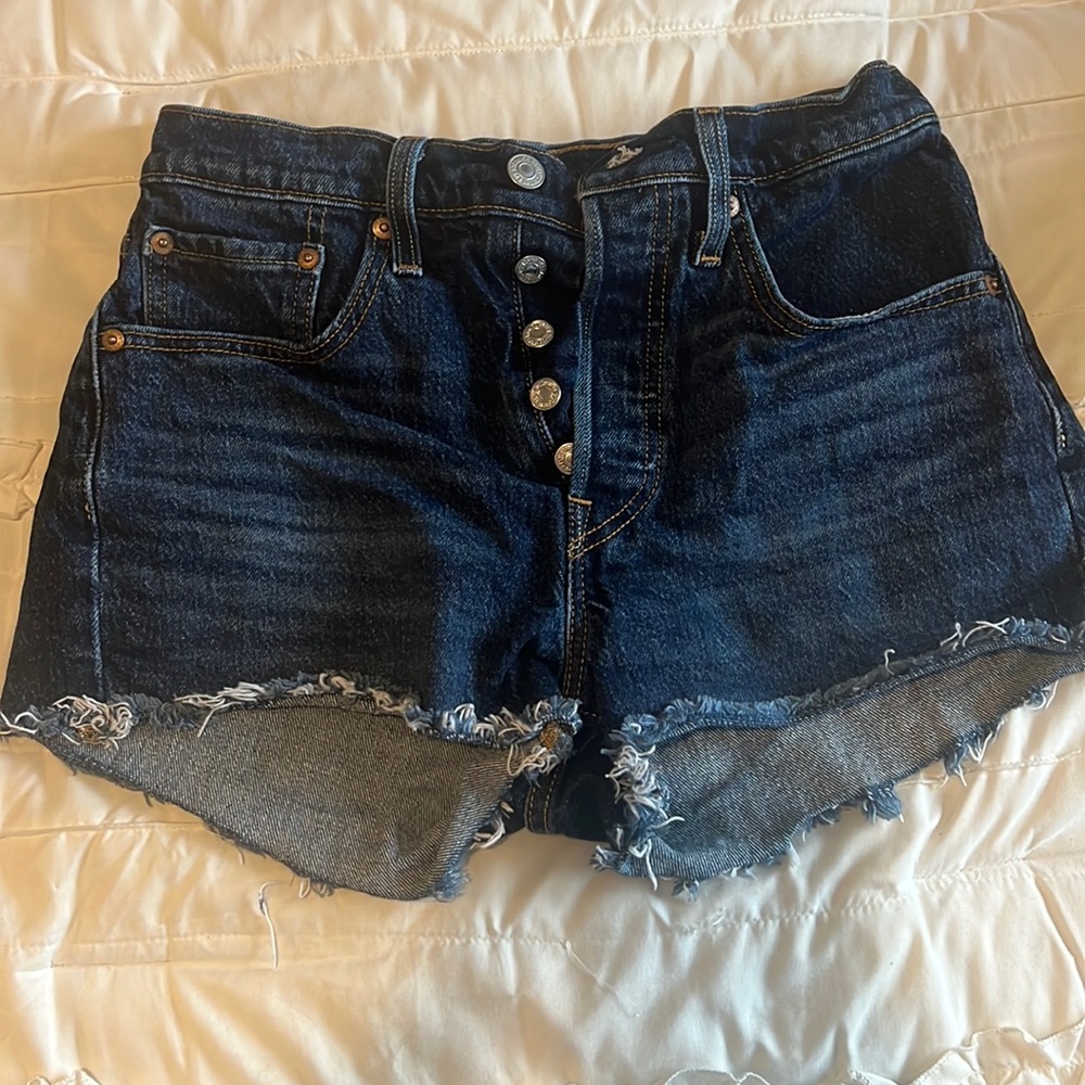 Dark wash Levi’s Women 501 Shorts